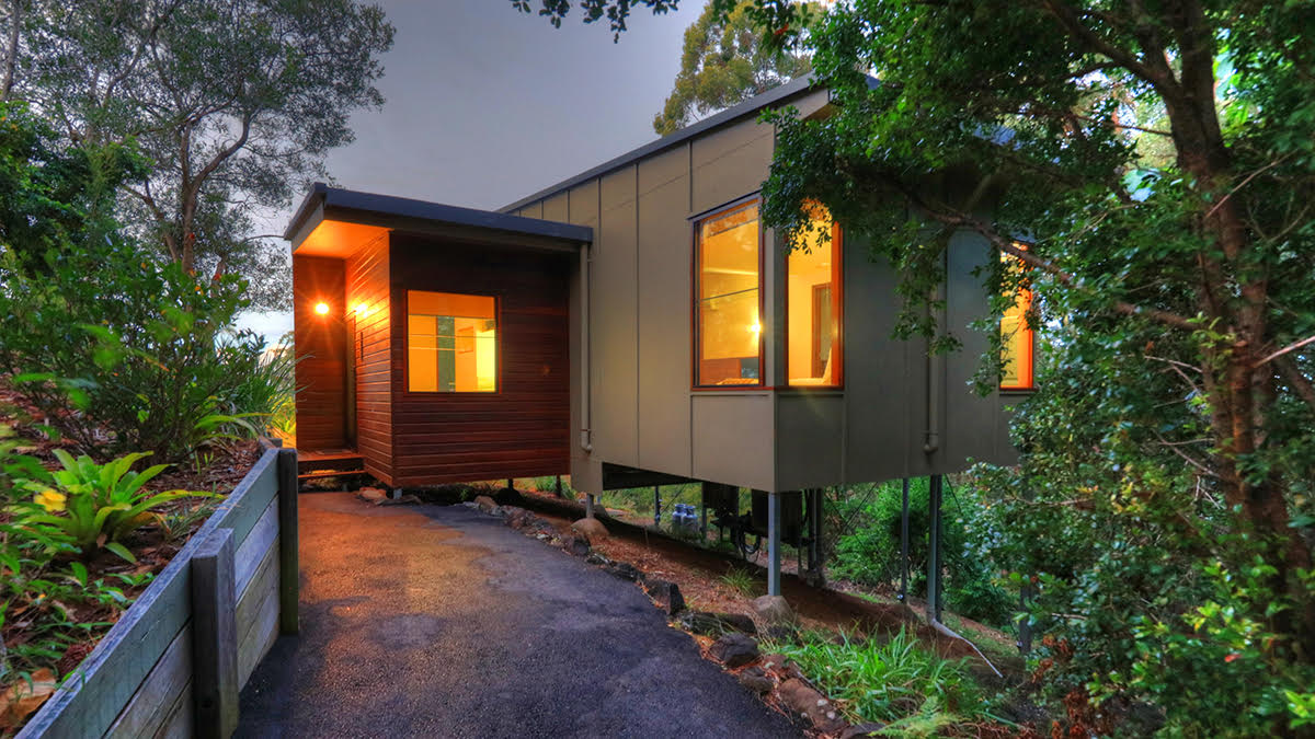 Montville accommodation cottage pathway entrance