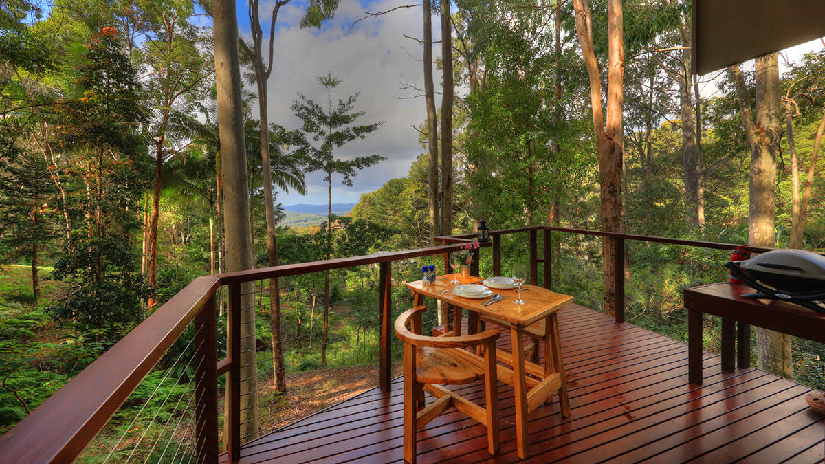 Montville accommodation verandah with ocean view dining